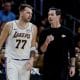 Fotografía del 8 de noviembre del entrenador de Los Angeles Lakers, JJ Redick (d), hablando con el jugador Luka Doncic. EFE/EPA/ERIK S. LESSER SHUTTERSTOCK OUT