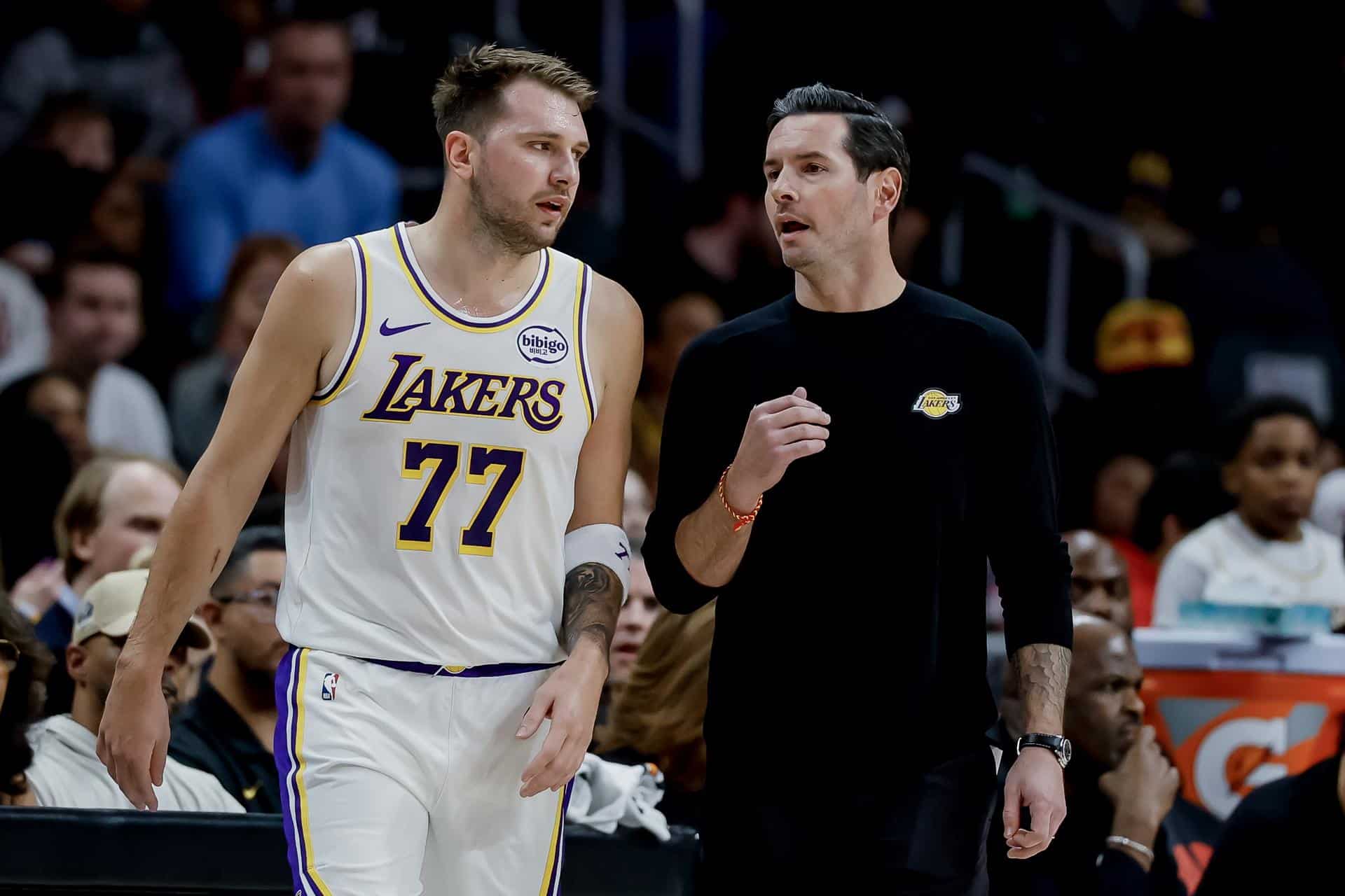 Fotografía del 8 de noviembre del entrenador de Los Angeles Lakers, JJ Redick (d), hablando con el jugador Luka Doncic. EFE/EPA/ERIK S. LESSER SHUTTERSTOCK OUT
