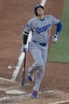 El bateador designado de Los Angeles Dodgers, Shohei Ohtani, reacciona después de que una bola se le incruste en el pie durante la quinta entrada del sexto juego de la Serie Mundial de las Grandes Ligas entre Los Angeles Dodgers y los Azulejos Toronto en Toronto. EFE/EDUARDO LIMA

