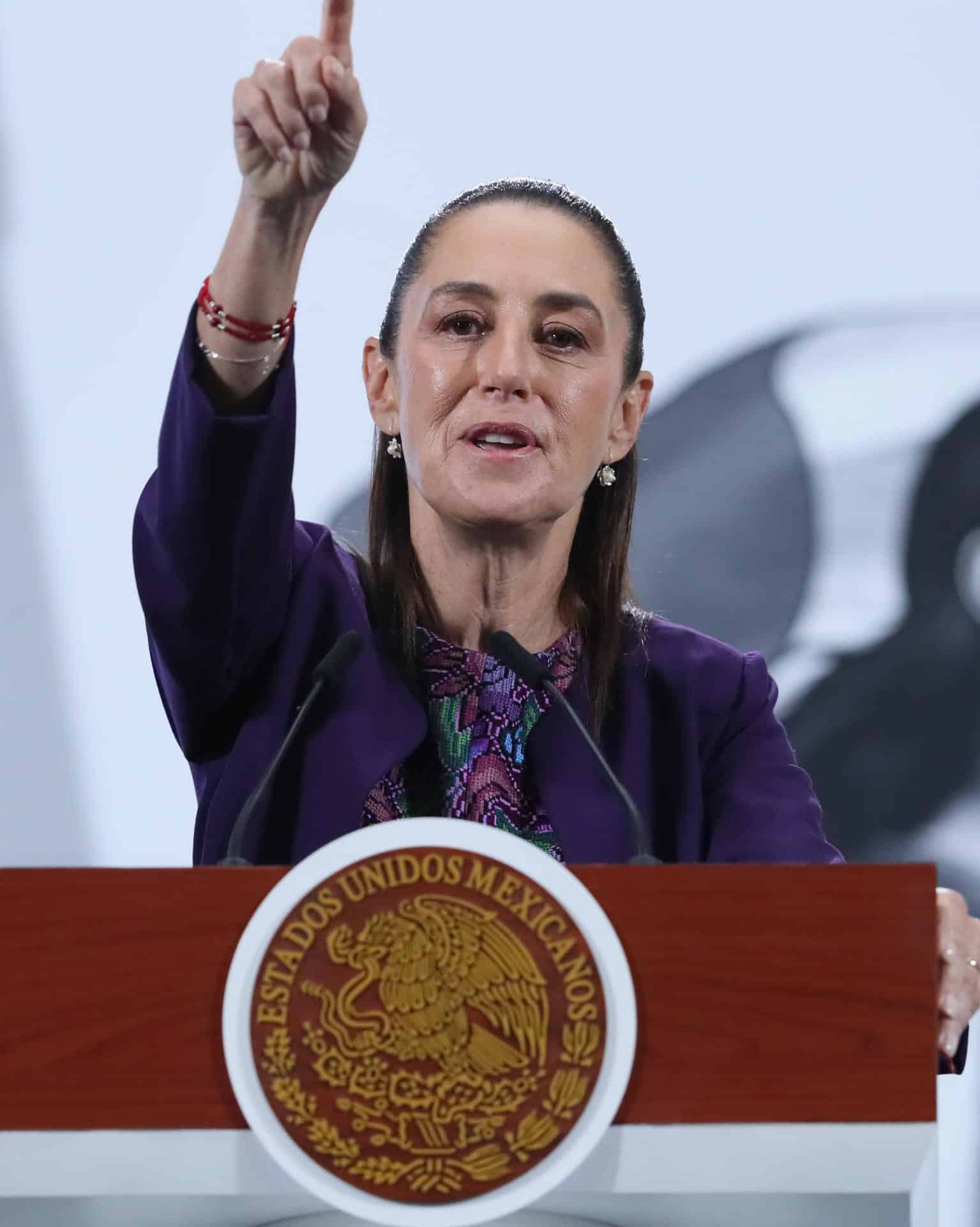 La presidenta de México, Claudia Sheinbaum, habla ayer durante una rueda de prensa en Palacio Nacional de la Ciudad de México (México). EFE/Mario Guzmán
