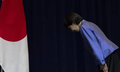 Imagen de archivo tomada en Gyeongju, Corea del Sur, el 1 de noviembre de 2025 que muestra a la primera ministra japonesa, Sanae Takaici, haciendo una reverencia durante la cumbre de Cooperación Económica Asia-Pacífico (APEC). EFE/EPA/JEON HEON-KYUN