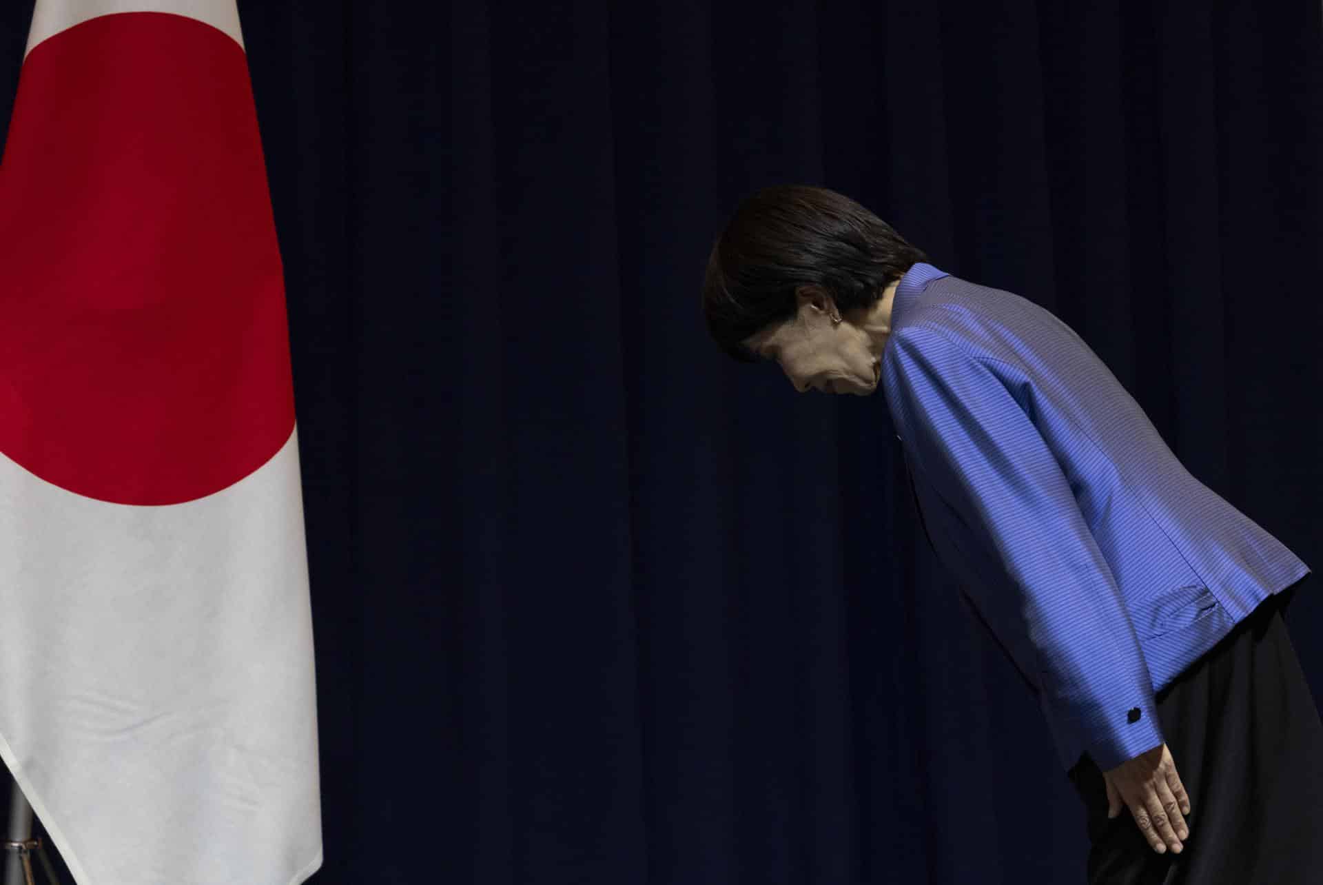 Imagen de archivo tomada en Gyeongju, Corea del Sur, el 1 de noviembre de 2025 que muestra a la primera ministra japonesa, Sanae Takaici, haciendo una reverencia durante la cumbre de Cooperación Económica Asia-Pacífico (APEC). EFE/EPA/JEON HEON-KYUN