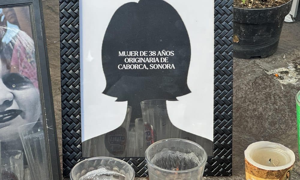 Familiares de víctimas del incendio en una tienda de la cadena Waldo’s, ponen veladoras y fotografías este sábado en la ciudad de Hermosillo en Sonora (México). EFE/Daniel Sánchez