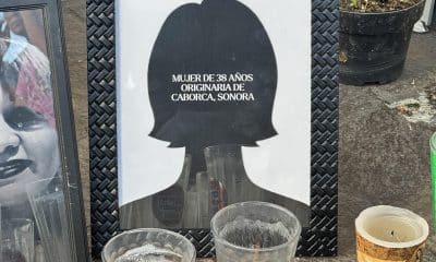 Familiares de víctimas del incendio en una tienda de la cadena Waldo’s, ponen veladoras y fotografías este sábado en la ciudad de Hermosillo en Sonora (México). EFE/Daniel Sánchez