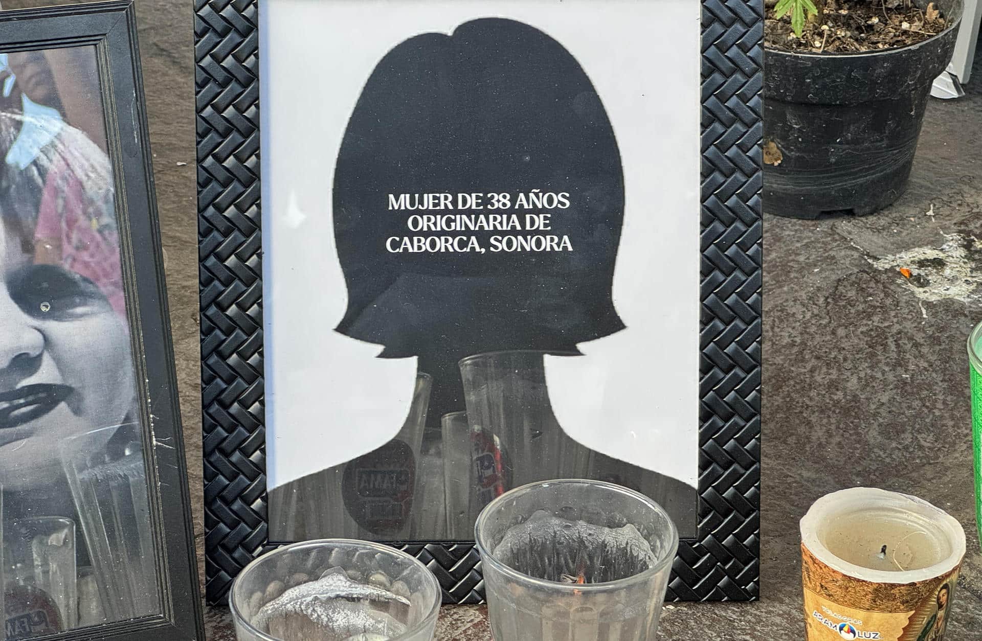 Familiares de víctimas del incendio en una tienda de la cadena Waldo’s, ponen veladoras y fotografías este sábado en la ciudad de Hermosillo en Sonora (México). EFE/Daniel Sánchez