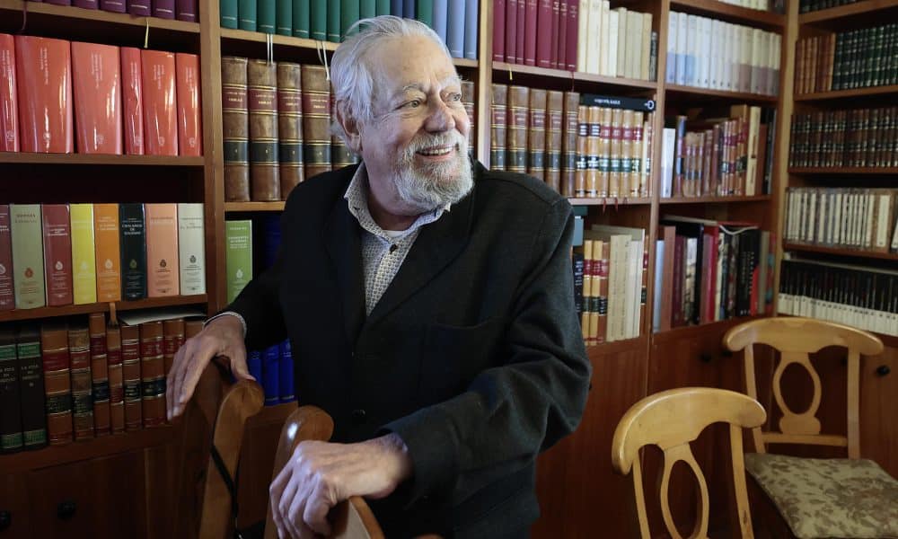 Fotografía del 11 de septiembre de 2025 del director de la Academia Mexicana de la Lengua, Gonzalo Celorio, durante una entrevista con EFE, en Ciudad de México (México). EFE/José Méndez