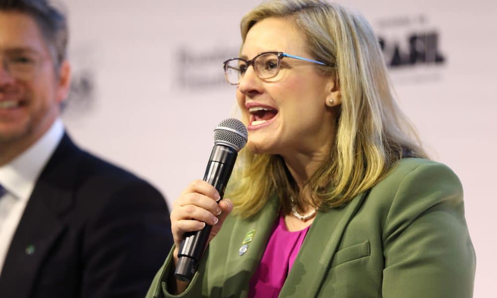 La alcaldesa de Phoenix, Arizona (EE. UU.), Kate Gallego habla este lunes, durante el foro de lideres locales de la COP30 y la Cumbre Mundial de Alcaldes C40 Cities, en Rio de Janeiro (Brasil). EFE/ Lucas Figueiredo