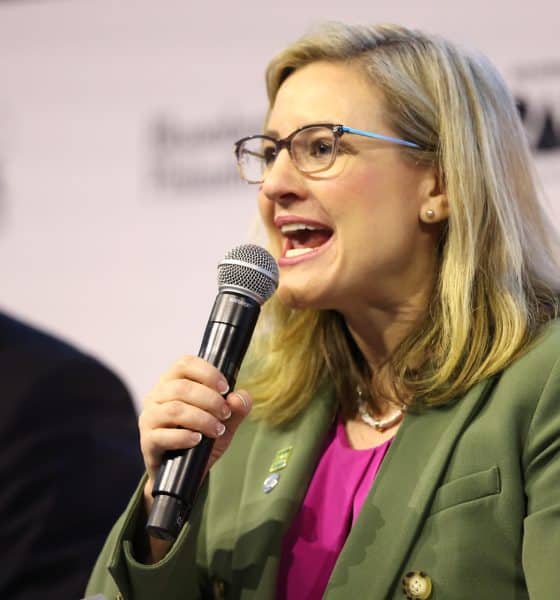 La alcaldesa de Phoenix, Arizona (EE. UU.), Kate Gallego habla este lunes, durante el foro de lideres locales de la COP30 y la Cumbre Mundial de Alcaldes C40 Cities, en Rio de Janeiro (Brasil). EFE/ Lucas Figueiredo