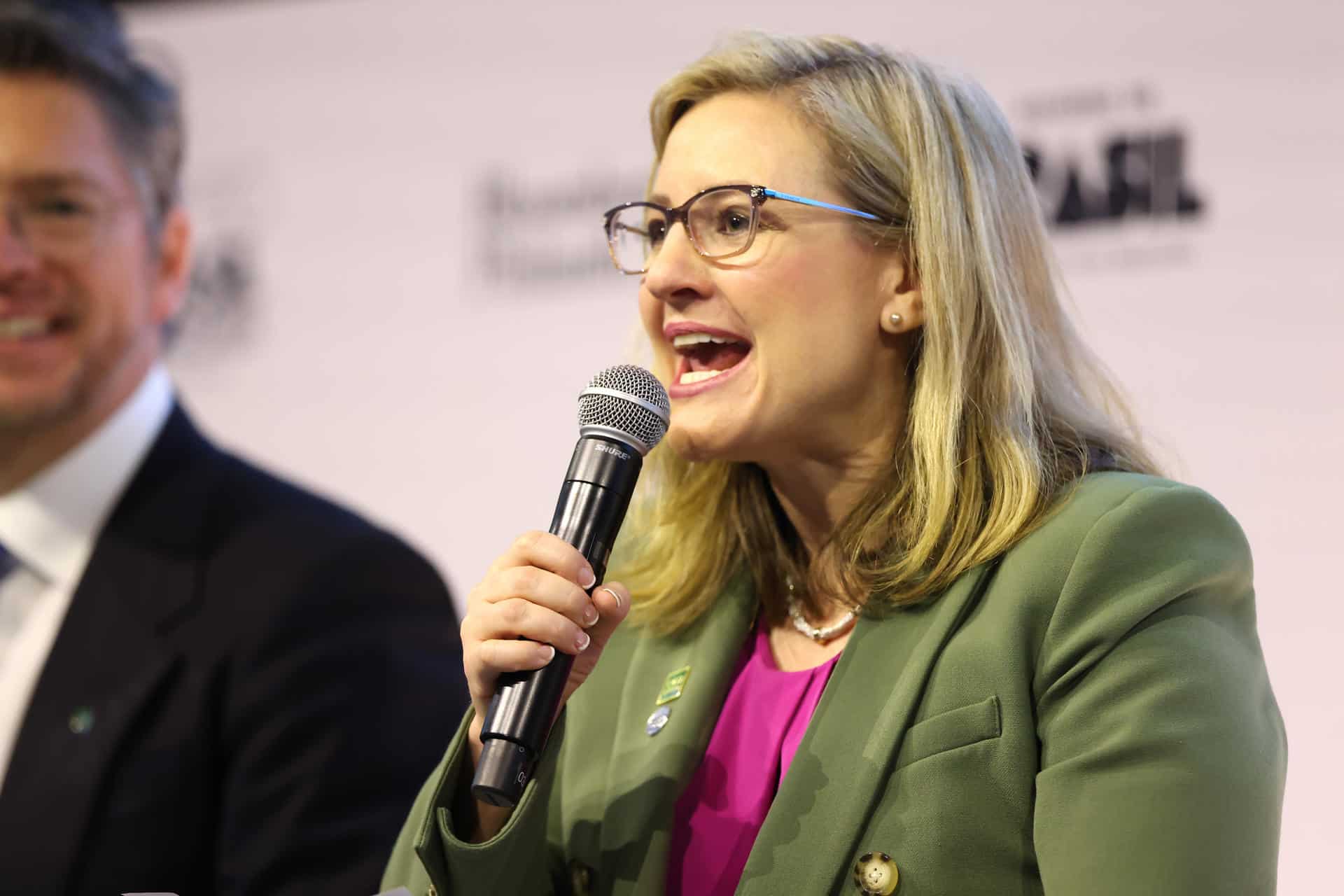 La alcaldesa de Phoenix, Arizona (EE. UU.), Kate Gallego habla este lunes, durante el foro de lideres locales de la COP30 y la Cumbre Mundial de Alcaldes C40 Cities, en Rio de Janeiro (Brasil). EFE/ Lucas Figueiredo