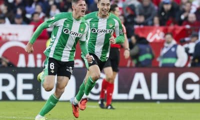 El centrocampista del Betis Sergi Altimira (i) celebra tras marcar el 0-2 durante el partido de LaLiga entre Sevilla FC y Real Betis celebrado este domingo en el Estadio Ramón Sánchez-Pizjuán de Sevilla. EFE/ José Manuel Vidal