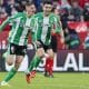 El centrocampista del Betis Sergi Altimira (i) celebra tras marcar el 0-2 durante el partido de LaLiga entre Sevilla FC y Real Betis celebrado este domingo en el Estadio Ramón Sánchez-Pizjuán de Sevilla. EFE/ José Manuel Vidal
