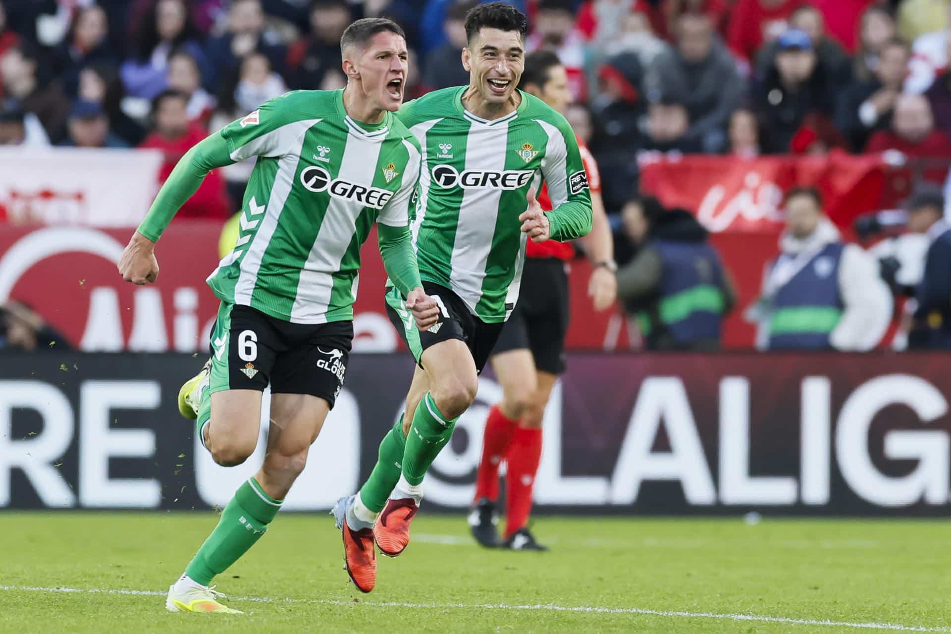 El centrocampista del Betis Sergi Altimira (i) celebra tras marcar el 0-2 durante el partido de LaLiga entre Sevilla FC y Real Betis celebrado este domingo en el Estadio Ramón Sánchez-Pizjuán de Sevilla. EFE/ José Manuel Vidal