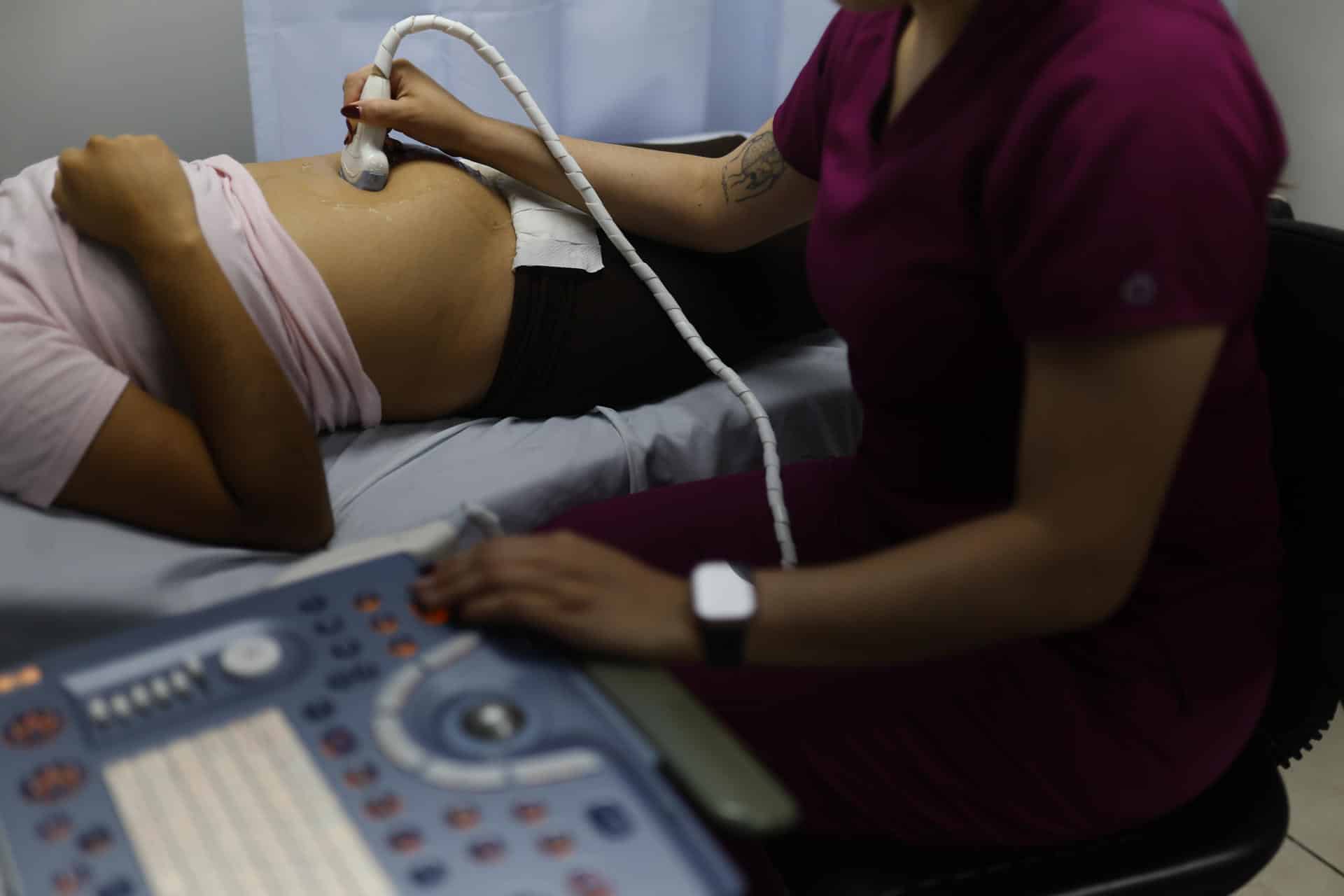 Una mujer embarazada se realiza un ultrasonido en Guadalajara (México). Imagen de archivo. EFE/ Francisco Guasco