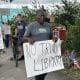 El historiador Marvin Dunn sostiene una pancarta en una protesta contra la futura biblioteca del presidente de los Estados Unidos, Donald Trump, este miércoles en Miami (Estados Unidos). EFE/ Blanca Escriche