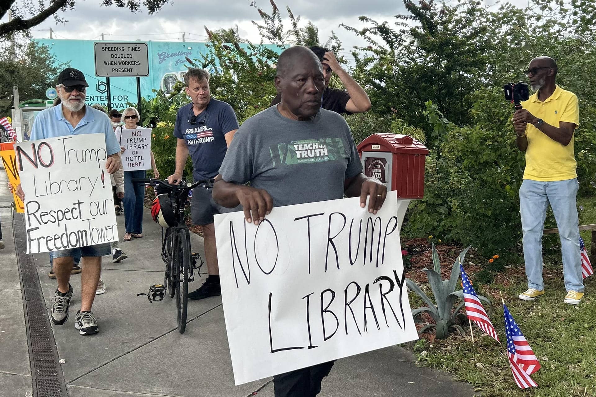El historiador Marvin Dunn sostiene una pancarta en una protesta contra la futura biblioteca del presidente de los Estados Unidos, Donald Trump, este miércoles en Miami (Estados Unidos). EFE/ Blanca Escriche