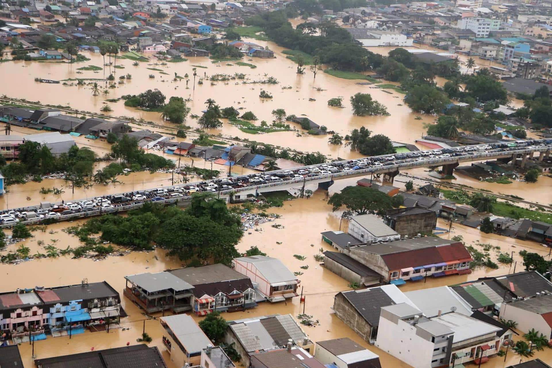 Hat Yai (Thailand), 26/11/2025.- A handout photo made available by the Royal Thai Army shows an aerial view of flooded area in Hat Yai, Songkhla province, Thailand, 26 November 2025. Heavy rains has caused widespread flooding across nine southern provinces, affecting over 2.7 million people and resulted in 18 fatalities, according to the Department of Disaster Prevention and Mitigation (DDPM). (Inundaciones, Tailandia) EFE/EPA/ROYAL THAI ARMY HANDOUT HANDOUT EDITORIAL USE ONLY, NO SALESHANDOUT EDITORIAL USE ONLY/NO SALES