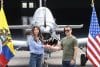 Fotografía cedida este jueves por la Presidencia de Ecuador del presidente de Ecuador, Daniel Noboa (d), posando con la secretaria de Seguridad Nacional de los Estados Unidos, Kristi Noem, durante un recorrido en la base aérea de la Escuela Superior de Aviación Cosme Rennella en Salinas (Ecuador). EFE/ Presidencia de Ecuador