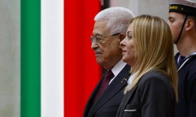 La primera ministra italiana Giorgia Meloni (D) recibe al presidente de la Autoridad Nacional Palestina, Mahmoud Abbas (I), antes de su reunión en el Palazzo Chigi en Roma, Italia, el 7 de noviembre de 2025. (Italia, Palestina, Roma) EFE/EPA/FABIO FRUSTACI