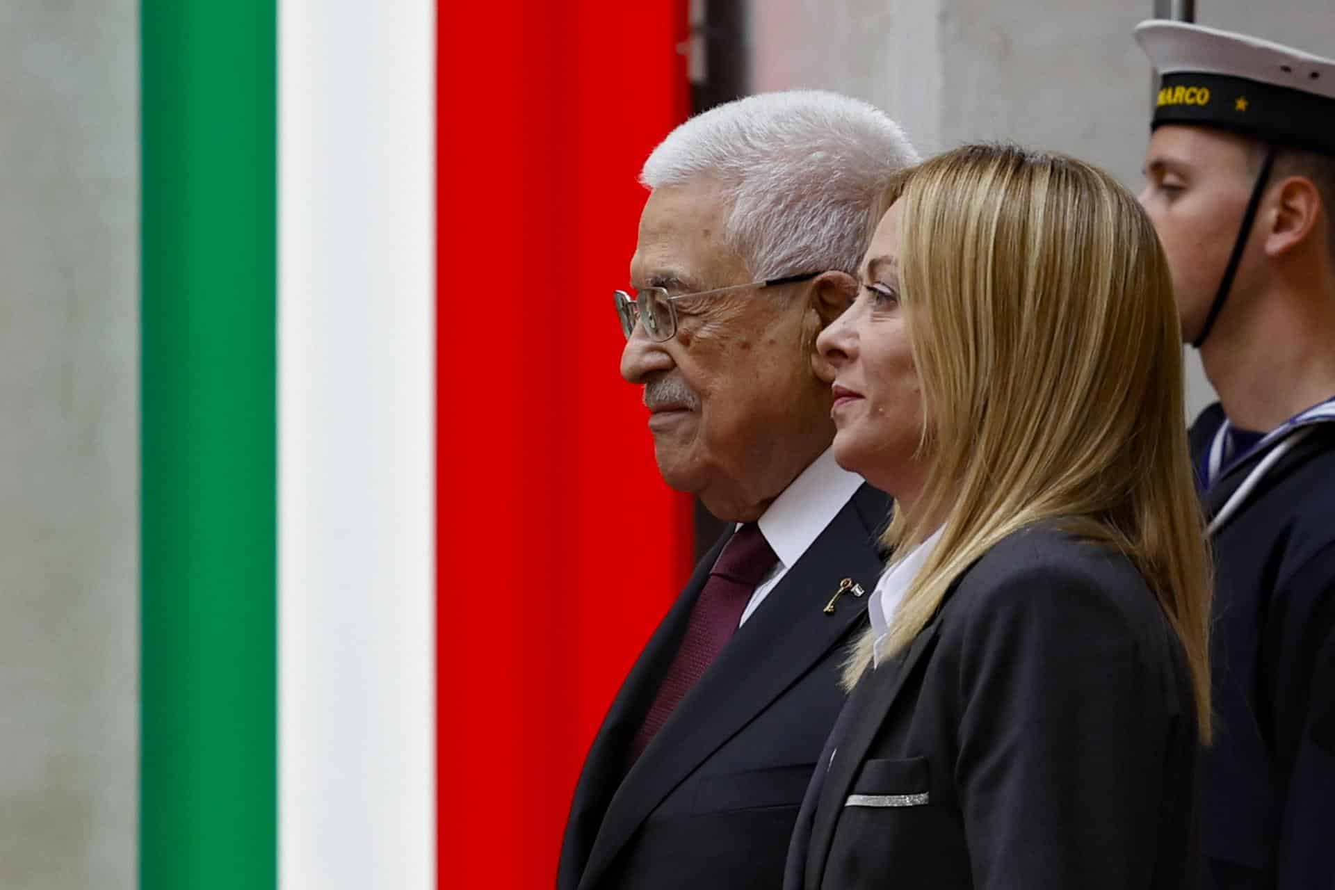 La primera ministra italiana Giorgia Meloni (D) recibe al presidente de la Autoridad Nacional Palestina, Mahmoud Abbas (I), antes de su reunión en el Palazzo Chigi en Roma, Italia, el 7 de noviembre de 2025. (Italia, Palestina, Roma) EFE/EPA/FABIO FRUSTACI
