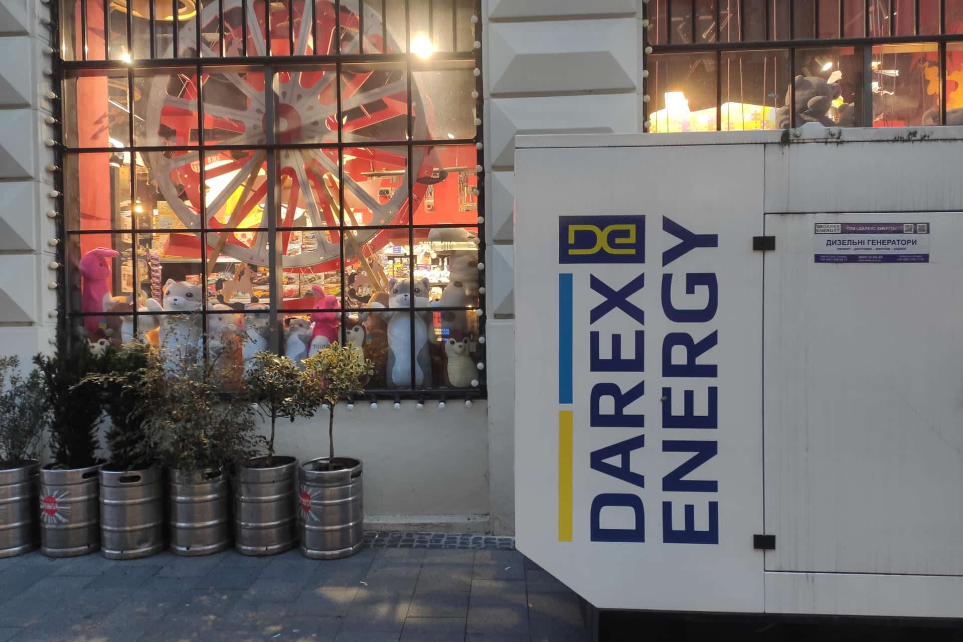 .-Vista de un generador eléctrico portátil en una tienda este jueves en leópilis. Los generadores permiten que algunos negocios operen en este ciudad del oeste de Ucrania, donde la mayoría de los consumidores permanecen sin electricidad hasta por 18 horas debido a los ataques rusos.Ingenieros trabajan contrarreloj para reparar los daños causados por el ataque ruso contra las infraestructuras energéticas, que según estaba previsto iba a dejar a millones de personas hasta 18 horas sin luz.-EFE/ Rostyslav Averchuk