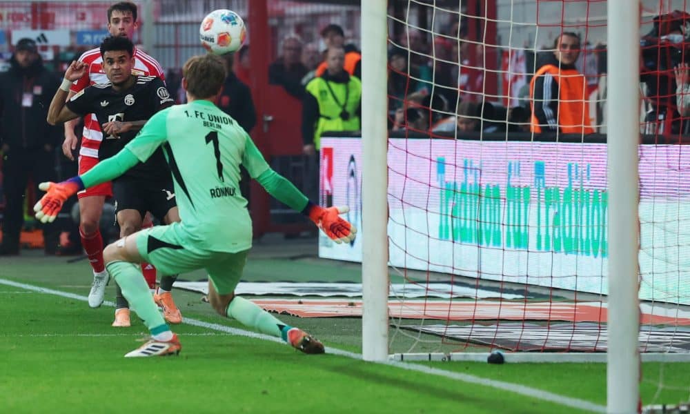 El delantero colombiano del Bayern Múnich Luis Díaz marca uno de los goles del año ante el meta Frederik Roennow, del Union Berlin (d). EFE/EPA/Filip Singer
