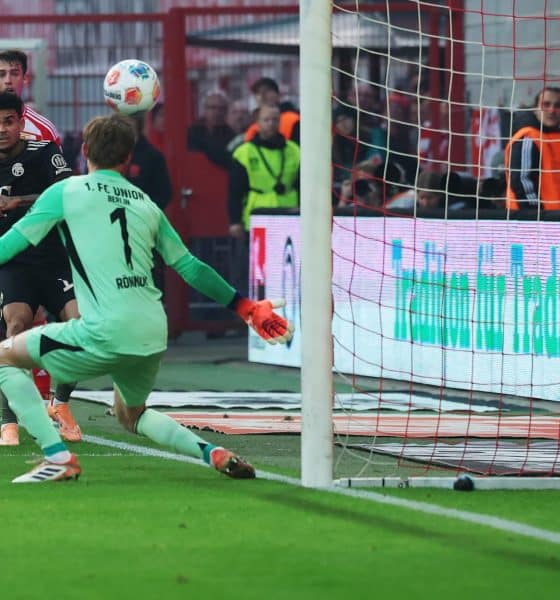 El delantero colombiano del Bayern Múnich Luis Díaz marca uno de los goles del año ante el meta Frederik Roennow, del Union Berlin (d). EFE/EPA/Filip Singer