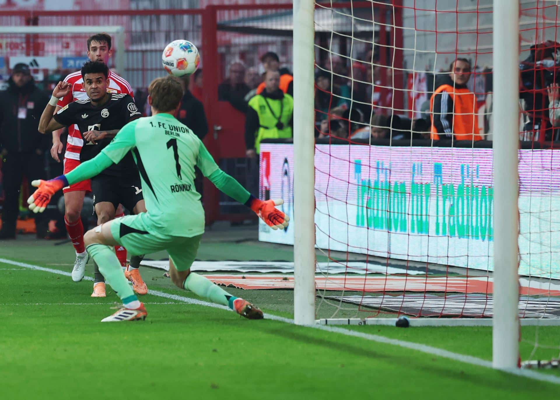 El delantero colombiano del Bayern Múnich Luis Díaz marca uno de los goles del año ante el meta Frederik Roennow, del Union Berlin (d). EFE/EPA/Filip Singer