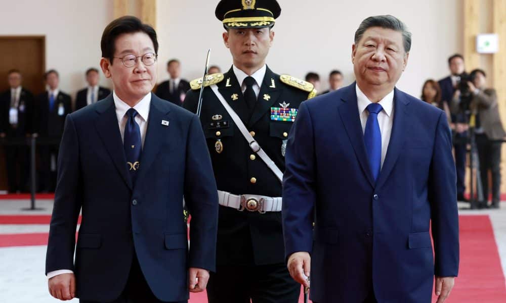 El presidente chino, Xi Jinping (derecha), y su homólogo surcoreano, Lee Jae-myung, en Gyeongju. EFE/EPA/YONHAP SOUTH KOREA OUT