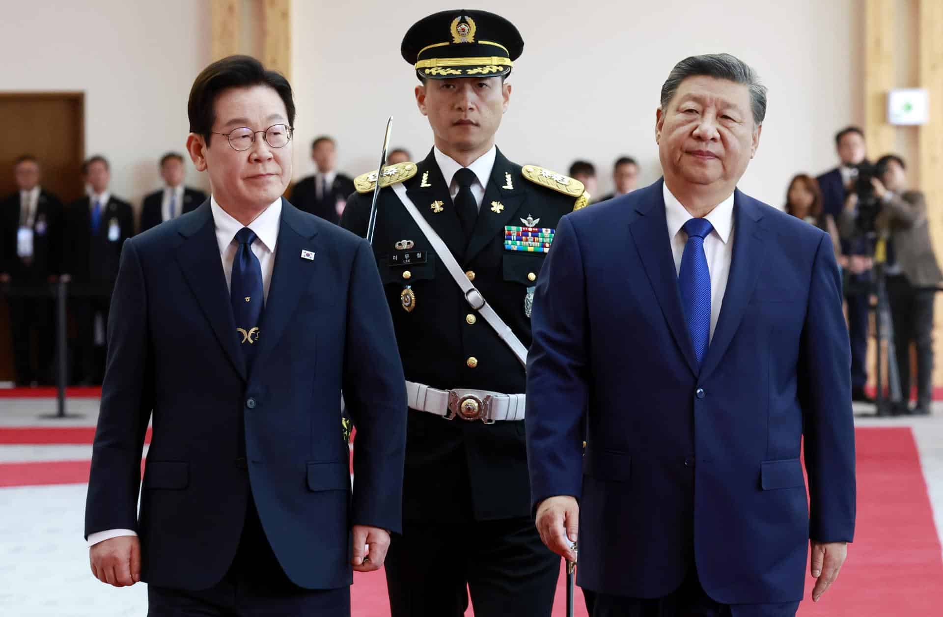 El presidente chino, Xi Jinping (derecha), y su homólogo surcoreano, Lee Jae-myung, en Gyeongju. EFE/EPA/YONHAP SOUTH KOREA OUT