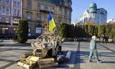 Una bandera ucraniana en una calle de Leópolis. Ucrania introducirá períodos fijos de servicio militar para combatir la falta de reclutas y las miles de deserciones con el objetivo de hacer frente a un ejército ruso numéricamente superior, en una guerra que se acerca a su cuarto aniversario. EFE/ Rostyslav Averchuk
