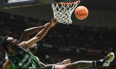 Cameron Hunt (delante), del Joventut de Badalona, y Atoumane Diagane (detrás), del Hiopos Lleida, durante el partido correspondiente a la fase regular de la Liga Endesa disputado en Badalona. EFE/ Enric Fontcuberta