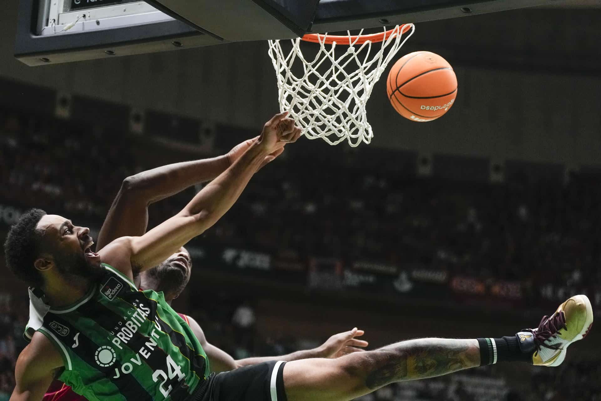 Cameron Hunt (delante), del Joventut de Badalona, y Atoumane Diagane (detrás), del Hiopos Lleida, durante el partido correspondiente a la fase regular de la Liga Endesa disputado en Badalona. EFE/ Enric Fontcuberta