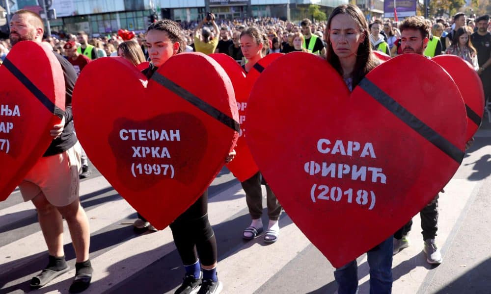 Imagen del homenaje a los muertos en la estación de Novi Sad. EFE/EPA/ANDREJ CUKIC