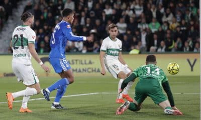 El centrocampista del Real Madrid Jude Bellingham (2i) marca el segundo gol de su equipo, durante el partido de la jornada 13 de LaLiga entre el Elche CF y el Real Madrid, este domingo en el estadio Martínez Valero. EFE/Manuel Bruque
