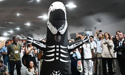 Una persona disfrazada anima durante la tradicional ceremonia de entrega del premio 'Fósil del Día' este viernes, en el Centro de Convenciones Hangar en Belém (Brasil). EFE/Andre Borges