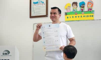 Fotografía de archivo del presidente de Ecuador, Daniel Noboa después de votar para el referéndum en Quito (Ecuador). EFE/ Gianna Benalcazar