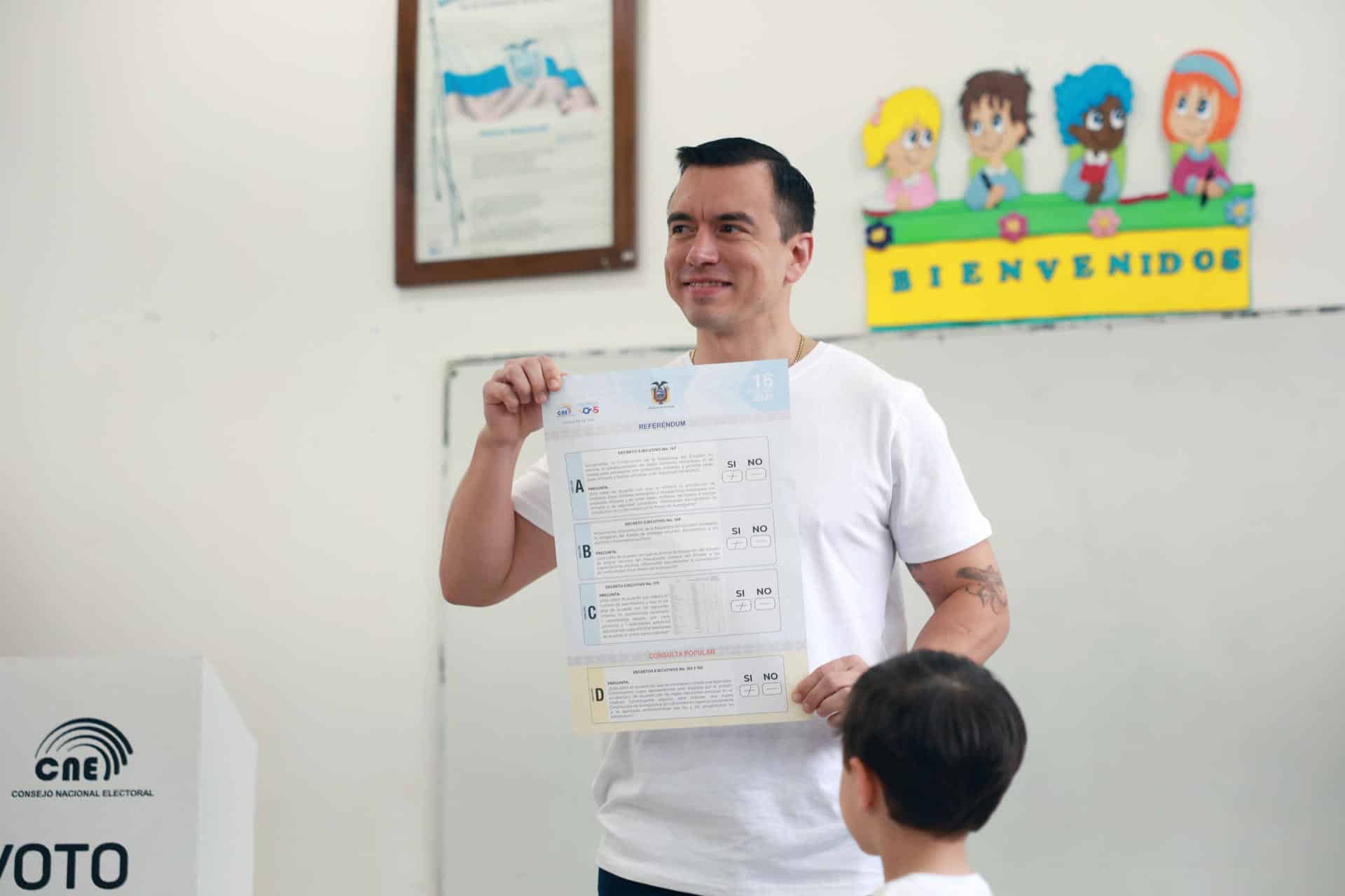 Fotografía de archivo del presidente de Ecuador, Daniel Noboa después de votar para el referéndum en Quito (Ecuador). EFE/ Gianna Benalcazar