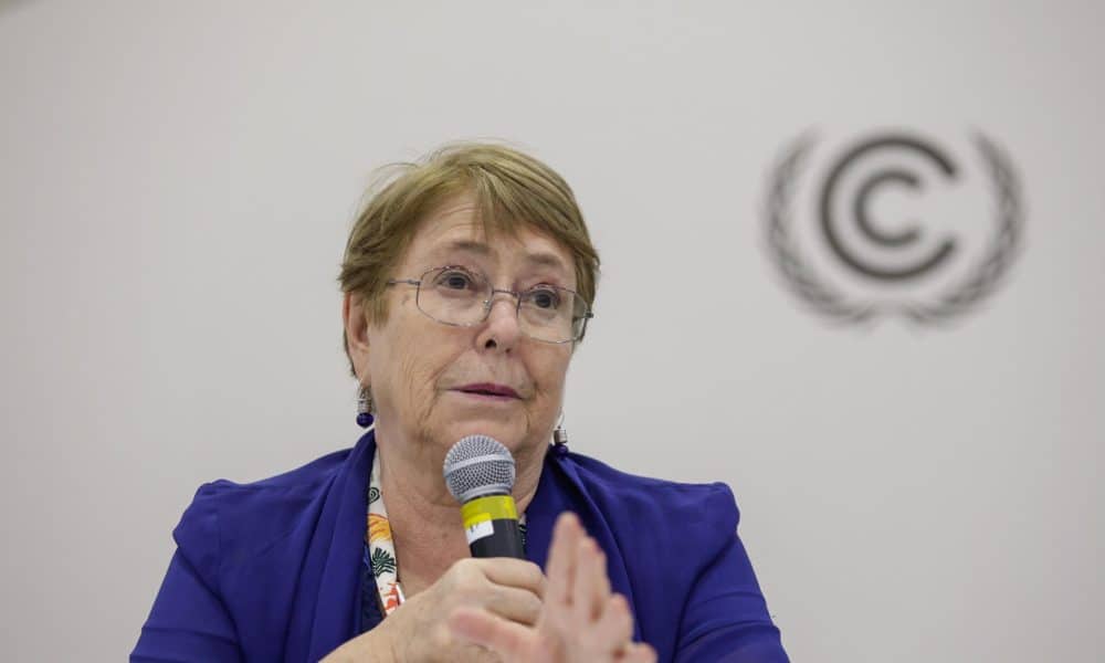La expresidenta de Chile Michelle Bachelet habla en un panel sobre resiliencia hídrica durante la COP 30 este jueves, en Belém (Brasil). EFE/ Fraga Alves