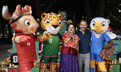 La secretaria de Cultura de la Ciudad de México, Alejandra Fraustro (3-i), y el oficial en jefe de torneo para México del Mundial 2026, Jurgen Mainka, posan junto a las mascotas oficiales del Mundial 2026 durante la inauguración de la Ofrenda FIFA este sábado, durante las festividades del Día de Muertos, en Ciudad de México (México). EFE/ José Méndez