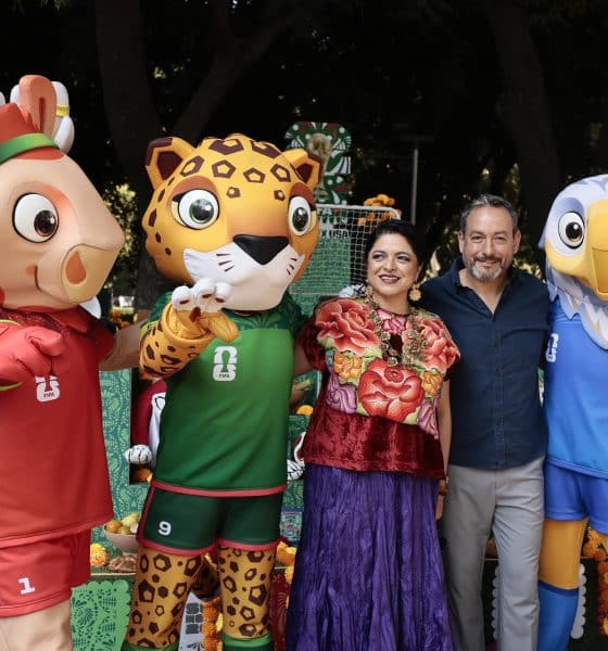 La secretaria de Cultura de la Ciudad de México, Alejandra Fraustro (3-i), y el oficial en jefe de torneo para México del Mundial 2026, Jurgen Mainka, posan junto a las mascotas oficiales del Mundial 2026 durante la inauguración de la Ofrenda FIFA este sábado, durante las festividades del Día de Muertos, en Ciudad de México (México). EFE/ José Méndez