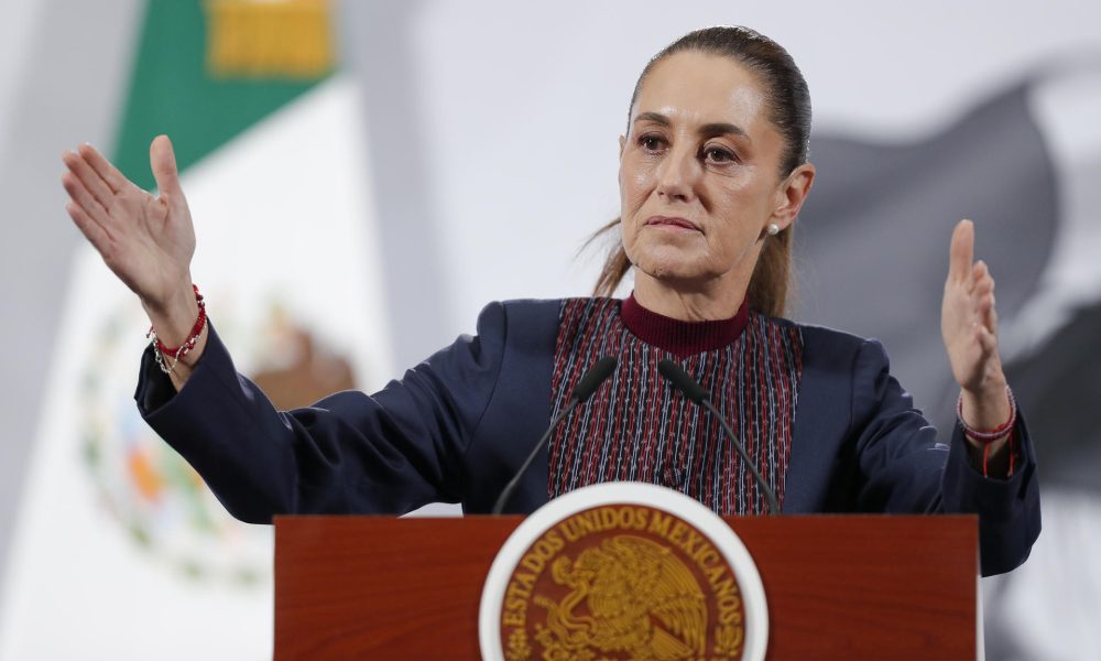 La presidenta de México, Claudia Sheinbaum, habla en una rueda de prensa este martes, en el Palacio Nacional de Ciudad de México (México). EFE/ Isaac Esquivel