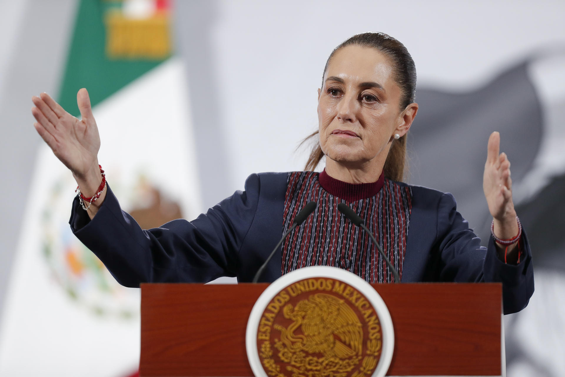 La presidenta de México, Claudia Sheinbaum, habla en una rueda de prensa este martes, en el Palacio Nacional de Ciudad de México (México). EFE/ Isaac Esquivel