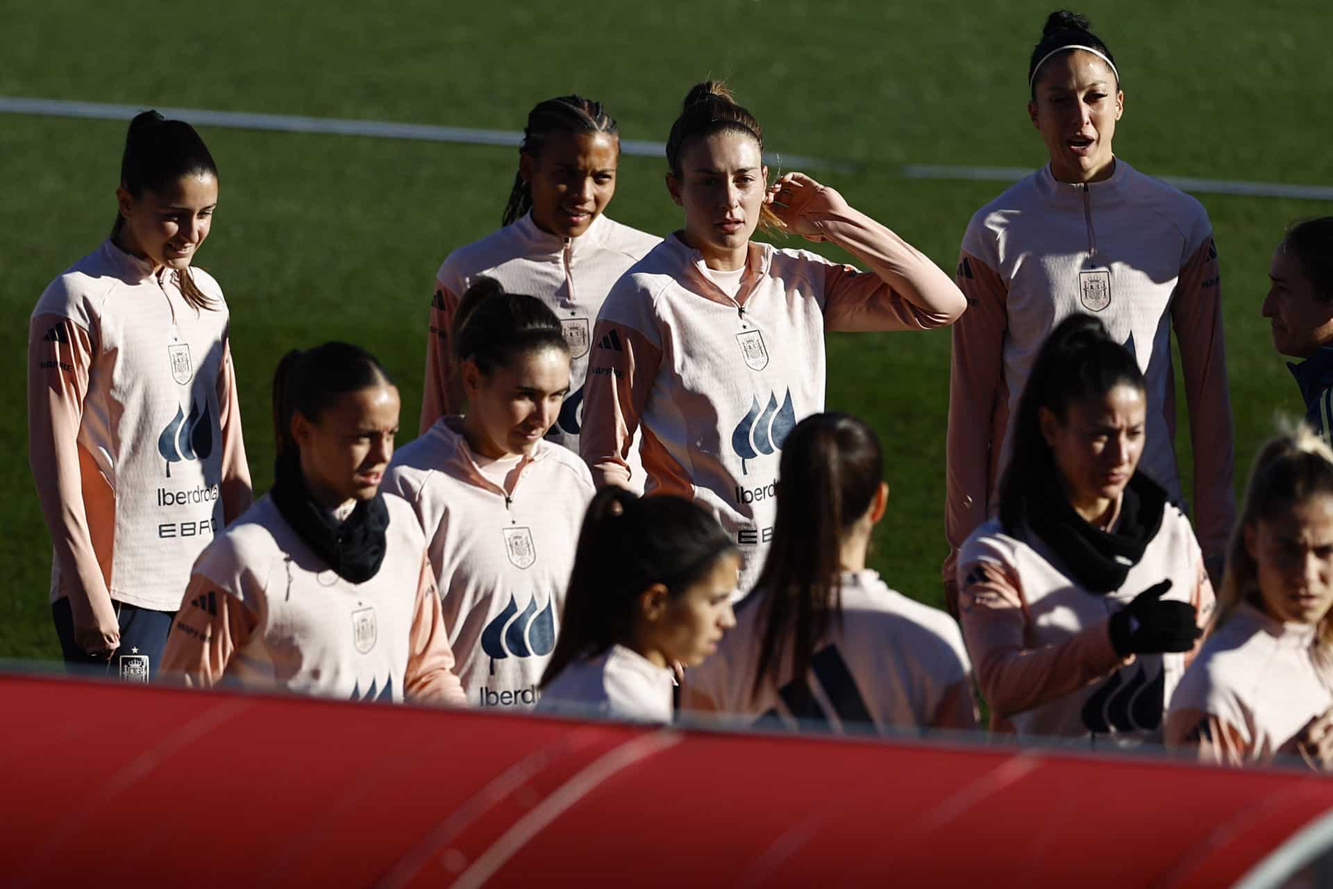 Las jugadoras de la selección femenina de fútbol durante el entrenamiento llevado a cabo este jueves en la Ciudad Deportiva de Las Rozas para preparar el partido de ida de Liga de Naciones que mañana disputarán ante Alemania en el Fritz-Walter-Stadion de Kaiserslautern. EFE/ Rodrigo Jimenez