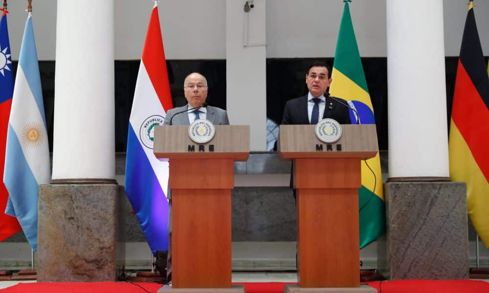 El ministro de Relaciones Exteriores de Brasil, Mauro Vieira (i), habla junto al ministro de Relaciones Exteriores de Paraguay, Rubén Ramírez (d), durante una rueda de prensa este lunes, en la cancillería de Paraguay, en Asunción (Paraguay). EFE/ Juan Pablo Pino