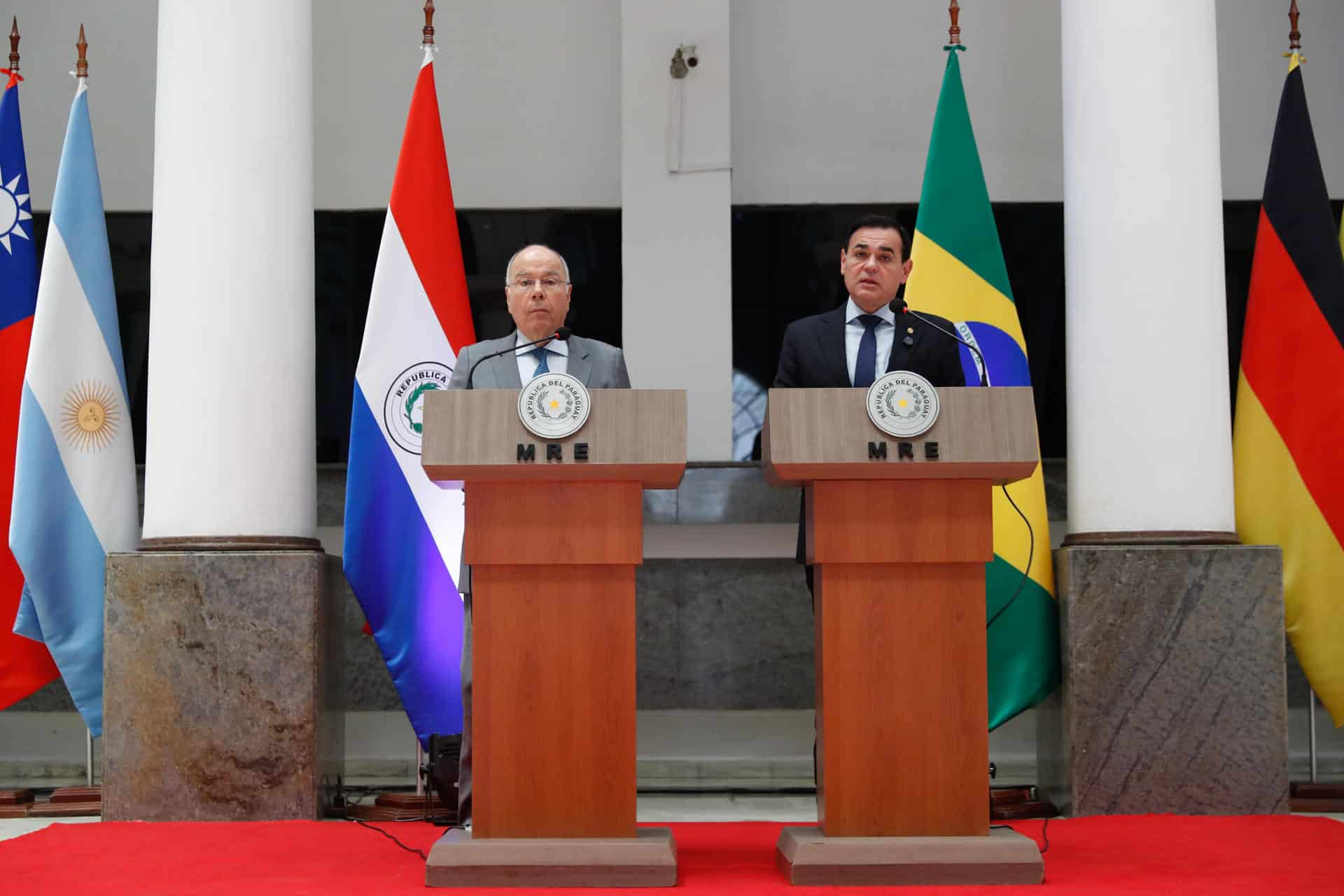 El ministro de Relaciones Exteriores de Brasil, Mauro Vieira (i), habla junto al ministro de Relaciones Exteriores de Paraguay, Rubén Ramírez (d), durante una rueda de prensa este lunes, en la cancillería de Paraguay, en Asunción (Paraguay). EFE/ Juan Pablo Pino