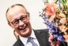 El canciller alemán Friedrich Merz recibe flores con motivo de su 70 cumpleaños ante una reunión de la fracción parlamentaria de la Unión Demócrata Cristiana (CDU) en el Bundestag (Parlamento alemán) en Berlín, Alemania, el 11 de noviembre de 2025. (Alemania) EFE/EPA/Filip Singer
