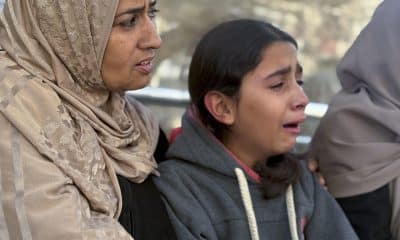 Familiares lloran en el hospital Al Shifa donde fueron trasladadas las víctimas en la ciudad de Gaza. Israel mató, durante la oleada de bombardeos de este miércoles, a 32 gazatíes -entre ellos 12 niños- e hirió a otros 88, según los datos difundidos este jueves por el Ministerio de Sanidad de la Franja de Gaza. 
EFE/ Ahmad Awad