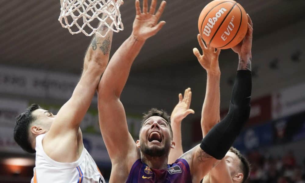 Juan Fernández, del Basquet Girona (i), y Willy Hernangómez, del FC Barcelona en un momento del partido de Liga Endesa disputado este domingo en el pabellón Fontajau de Girona. EFE/David Borrat