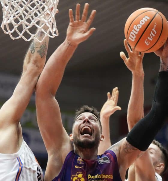Juan Fernández, del Basquet Girona (i), y Willy Hernangómez, del FC Barcelona en un momento del partido de Liga Endesa disputado este domingo en el pabellón Fontajau de Girona. EFE/David Borrat