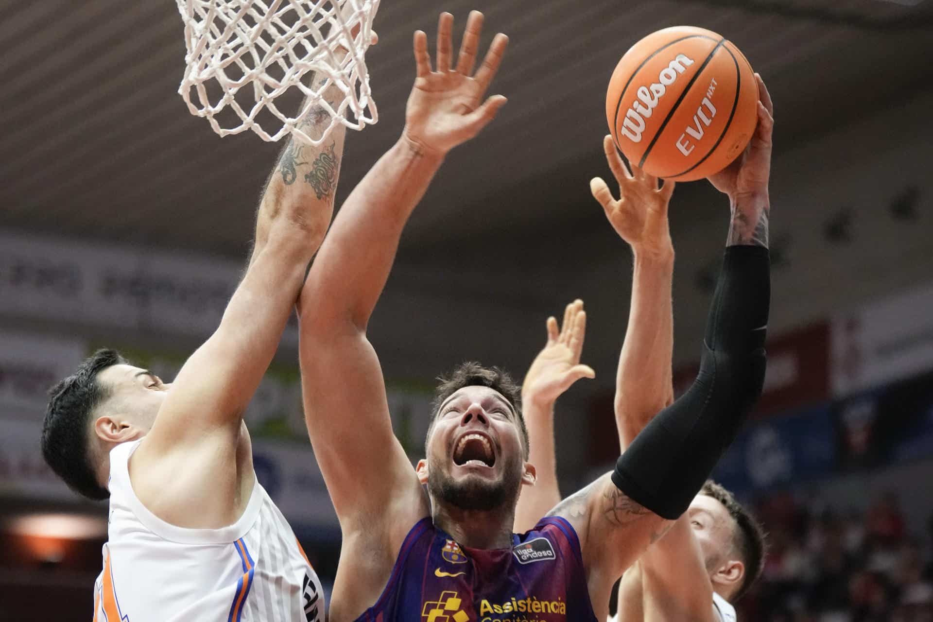 Juan Fernández, del Basquet Girona (i), y Willy Hernangómez, del FC Barcelona en un momento del partido de Liga Endesa disputado este domingo en el pabellón Fontajau de Girona. EFE/David Borrat